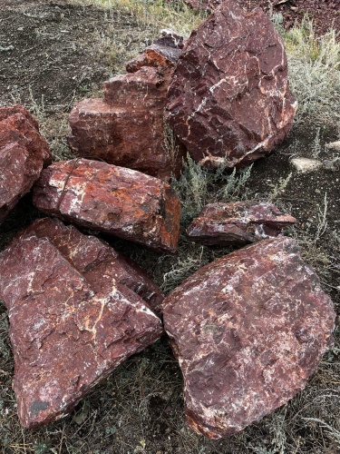 Ландшафтные глыбы красно-фиолетовые 200-1000 килограмм купить в Твери