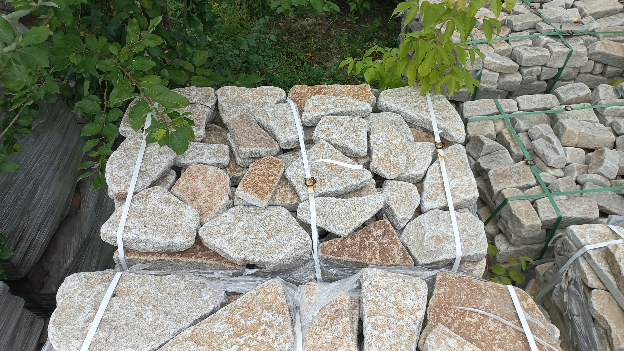 Гранитный плитняк галтованный для мощения купить в Твери