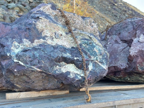 Огромные красно-фиолетовые валуны для ландшафтного дизайна весом более 5 тонн купить в Твери