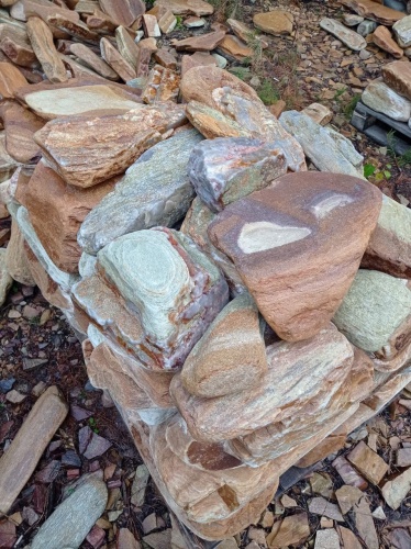 Златолит жёлтый, жёлто-зелёный глыбки и валуны для ланшафтного дизайна купить в Твери