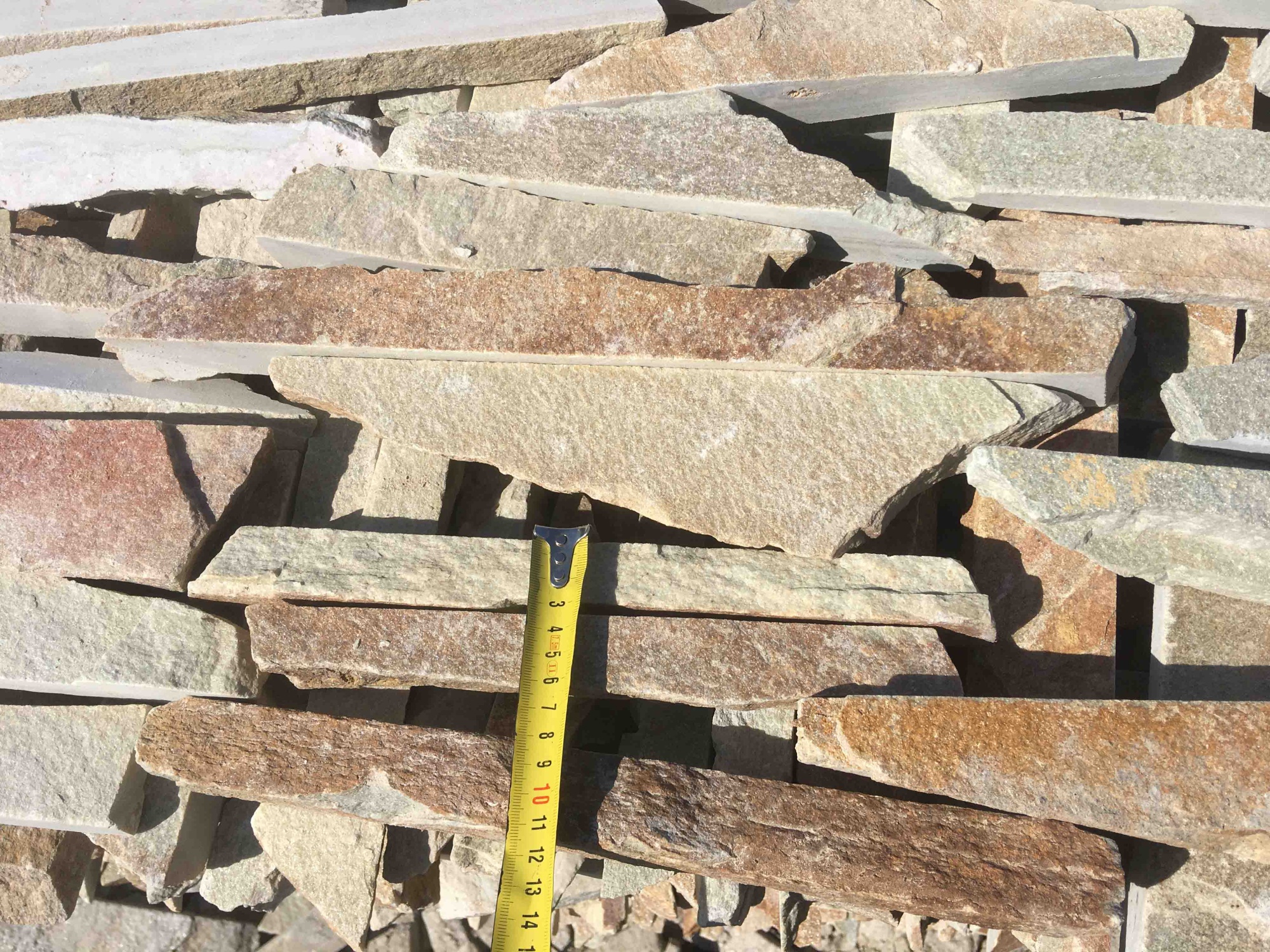 Горбушка златолит золотистый для облицовки купить в Твери