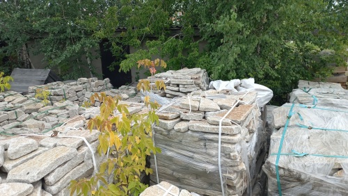 Плитняк галтованный гранитный для ландшафтного дизайна купить в Твери