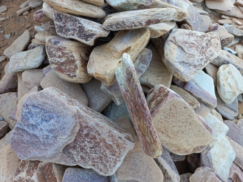 Златолит жёлтый, жёлто-зелёный глыбки и валуны для ланшафтного дизайна купить в Твери