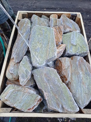 Златолит жёлтый, жёлто-зелёный глыбки и валуны для ланшафтного дизайна купить в Твери