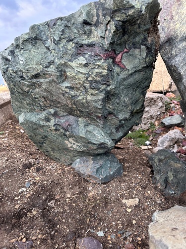 Гигантские зелёные валуны для ландшафтного дизайна весом более 5 тонн купить в Твери