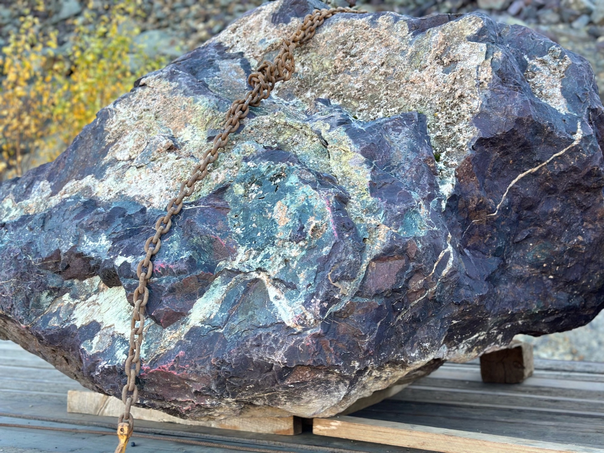 Огромные красно-фиолетовые валуны для ландшафтного дизайна весом более 5 тонн купить в Твери