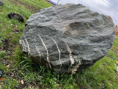 Гигантские зелёные валуны для ландшафтного дизайна весом более 5 тонн купить в Твери