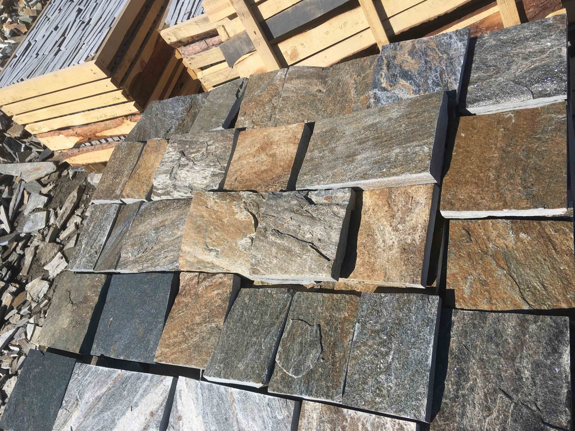 Плитка пилёная златолит Уральский для цоколя, отмостки купить в Твери