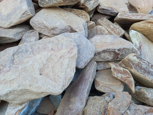 Златолит жёлтый, жёлто-зелёный глыбки и валуны для ланшафтного дизайна купить в Твери