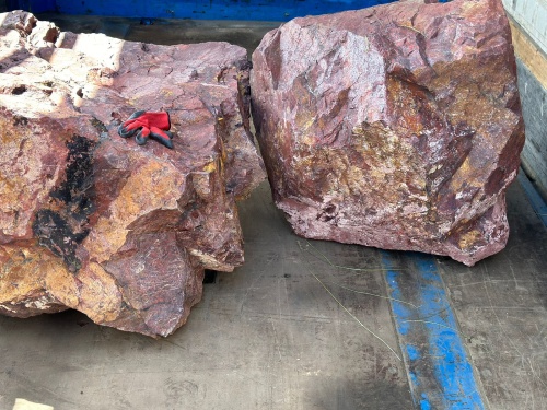 Ландшафтные глыбы красно-фиолетовые 200-1000 килограмм купить в Твери