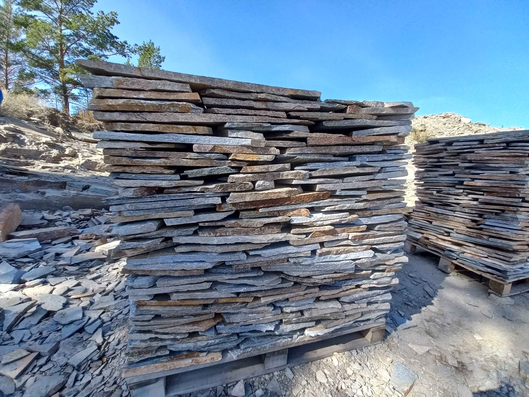 Плитняк златолит серебристый для фасада купить в Твери