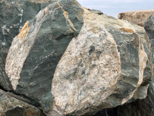 Гигантские зелёные валуны для ландшафтного дизайна весом более 5 тонн купить в Твери