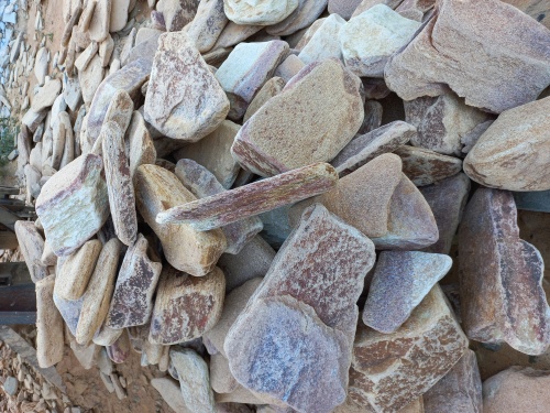 Златолит жёлтый, жёлто-зелёный глыбки и валуны для ланшафтного дизайна купить в Твери