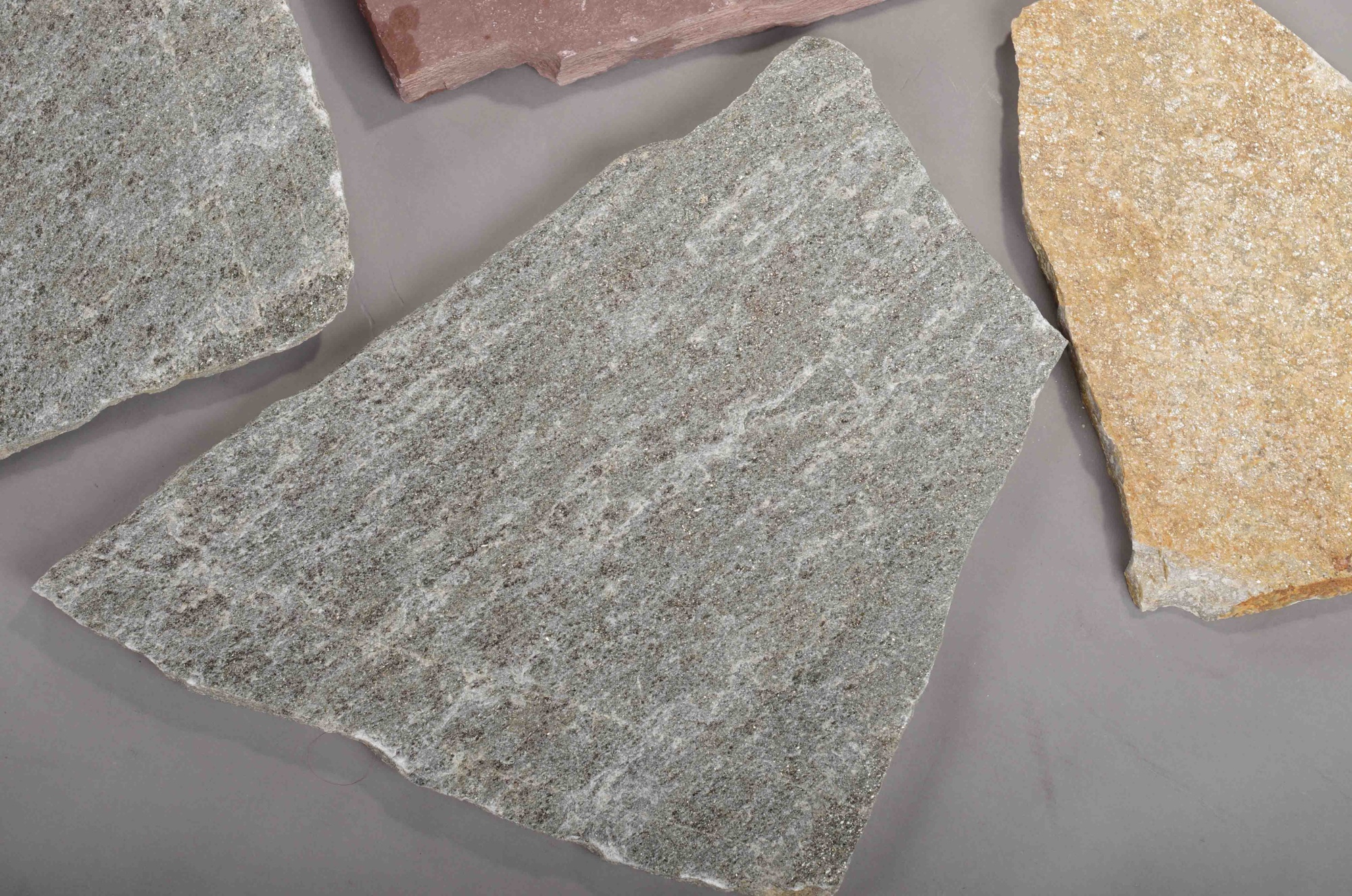 Плитняк златолит Уральский  для фасада купить в Твери