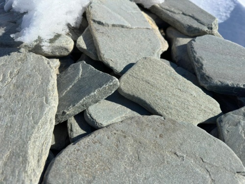 Плитняк златолит зелёный галтованный для цоколя купить в Твери