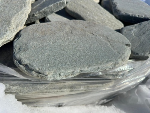 Плитняк златолит зелёный галтованный для мощения на бетон купить в Твери